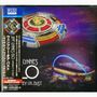 "JEFF LYNNE'S ELO, WEMBLEY OR BUST" steht auf der Verpackung. Sci-Fi-Raumschiff über Stadion bei Nacht.