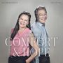 Texte: "KATHRYN STOTT," "YO-YO MA," "SONGS OF COMFORT & HOPE." Zwei lächelnde Personen stehen Rücken an Rücken.
