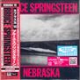 Text: Nebraska '82, Bruce Springsteen, NEW MUSIC FRIDAYS, Japanisch.  
Schwarzweißlandschaft, oben und unten pinke Balken.