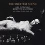 „The Sweetest Sound“ von John Di Martino’s Romantic Jazz Trio. Frau liegt elegant zwischen verstreuten Diamanten., 2 LPs
