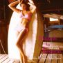 "Standards by Request", "1st day", "Eddie Higgins Solo Piano". Eine Frau in rosa Bikini lehnt an einem Surfbrett in Holzunterkunft., 2 LPs