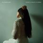 Oben steht "Gia Margaret" und "There's Always Glimmer". Eine Frau sitzt seitlich, Hand auf dem Kopf, langes Haar., CD