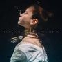 Text: „OKINAWAN WOMAN PRODUCED BY RZA“. Frau unter Wasser, seitlich, mit hochgestecktem Haar und Schmuck., LP