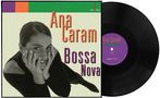 Text: "Ana Caram Bossa Nova". Schwarz-weißes Foto einer lächelnden Frau, die auf ihren Händen ruht. Vinyl-Schallplatte sichtbar., LP