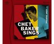 "Chet Baker Sings. Pacific Jazz 1222." Ein Mann singt in ein Mikrofon, farbige Hintergrundstreifen in Rot, Gelb und Blau.