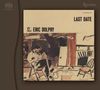 "LAST DATE ERIC DOLPHY" steht oben. Illustration: Ein Mann sitzt und spielt ein Saxofon in einem Studio.
