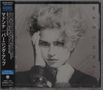 Schwarz-weißes Cover mit "MADONNA" vertikal am Rand. Frau mit lockigem Haar und Armbändern. Japanischer Text links.
