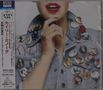 Eine Jeansjacke mit dem Schriftzug "KYLIE". Bunte Ansteckbuttons sind darauf befestigt., CD