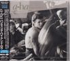 CD-Cover mit Text: "a-ha hunting high and low". Drei Männer in Schwarz-Weiß, der vordere trägt ein ärmelloses Hemd.