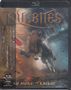 LOVEBITES, NO MORE TRAGEDY. Ein Wolf heult inmitten eines stürmischen Himmels, umgeben von Blitzen und Fahnenmasten., Blu-ray Disc