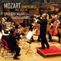 „MOZART SYMPHONIES NOS. 39 & 40, ORCHESTRA MOZART, CLAUDIO ABBADO.“ Ein Orchester dirigiert von einer Person in einem vollen Konzerthalle.