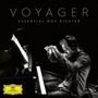 "VOYAGER ESSENTIAL MAX RICHTER" steht über einem Mann, der Kopfhörer trägt und Klavier spielt. Links ein gelbes Logo., 2 CDs