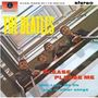 "The Beatles. Please Please Me. With Love Me Do and 12 other songs." Vier Personen lehnen sich über ein Geländer.