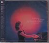 "Yoshiko Kishino Reminiscence -30th Anniversary-". Frau spielt Klavier, rotes Licht auf blauem Hintergrund., CD