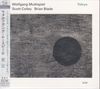 Wolfgang Muthspiel, Scott Colley, Brian Blade, Tokyo. Graue Textur mit dunklem Kreis, links vertikaler japanischer Text.