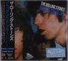 "The Rolling Stones Black and Blue" Albumcover mit Gesichtern von Bandmitgliedern vor blauem Hintergrund. Japanische Schrift rechts.
