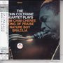 "The John Coltrane Quartet Plays" in Weiß auf Schwarz, daneben ein Saxophonspieler, japanische Schriftzeichen links.