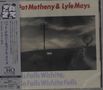 "Pat Metheny & Lyle Mays" steht oben. Darunter eine düstere Landschaft mit Telefonmast und altem Telefonhörer.