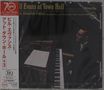 "Bill Evans at Town Hall, Volume One." Ein Pianist sitzt an einem Flügel, Notenblätter liegen auf dem Klavier., CD