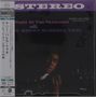 "STEREO", "A Night At The Vanguard", "THE KENNY BURRELL TRIO". Dunkle Szene, Mann spielt Gitarre. Links japanischer Textblock., Super Audio CD Non-Hybrid