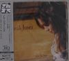Auf einem Albumcover steht "Norah Jones feels like home". Links befindet sich ein vertikaler Streifen mit japanischen Texten., CD