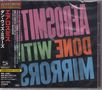 Links steht vertikal japanischer Text. Rechts groß: "AEROSMITH DONE WITH MIRRORS" in bunten Buchstaben.