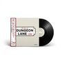 "The Boys of Dungeon Lane L24" auf einem Plattencover, daneben eine Schallplatte. Japanische Schrift links., LP