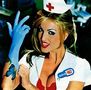 Auf einem Abzeichen steht "blink-182". Eine Frau trägt ein Krankenschwester-Outfit, roten BH und blaue Handschuhe., CD