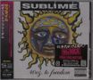 "Sublime" und "40oz. to freedom" sind sichtbar. Illustration einer Sonne mit Gesicht. Japanische Schriftzeichen und Sticker., CD