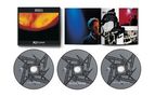 "RELOAD" oben auf Cover, drei CDs mit ähnlichem Design, Bild von Musiker, dichter Textabschnitt, rotes Foto., 3 CDs