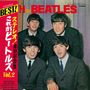Japanischer Text links, oben „THE BEATLES“. Vier Männer in Anzügen lächelnd in die Kamera schauend., CD