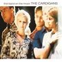 Text: "first band on the moon THE CARDIGANS". Verschwommene Gruppe von fünf Personen in gemusterten Kleidern., CD