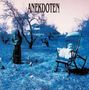 "Anekdoten". Eine surreale Szenerie mit einer Frau und einem Kind auf einem Schaukelstuhl in einem bläulichen Obstgarten.