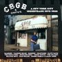 „CBGB & OMFUG“ und „A New York City Soundtrack 1975-1986“. Mann vor Club mit Retro-Schild. Bands gelistet., 4 CDs