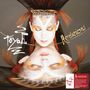 "Revelations" und "Toyah" in künstlerischer Schrift. Eine Frau mit kunstvollem Make-up und hochgestecktem Haar.