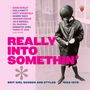 Texte: "REALLY INTO SOMETHIN'", "BRIT GIRL SOUNDS AND STYLES 1962-1970". 
Beige Hintergrund mit Frau in Regenmantel.