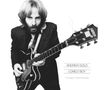"Andrew Gold, Lonely Boy, The Asylum Years Anthology." Mann mit Gitarre in schwarz-weiß, im Anzug spielend., 6 CDs und 1 DVD