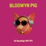 "Blodwyn Pig – The Recordings 1969-1974." Ein Schweinskopf mit Sonnenbrille, Kopfhörern und Pfeife, vor pinkem Hintergrund.