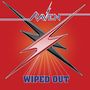 "Raven" und "Wiped Out"; Illustration mit einem stilisierten Blitz auf rotem Hintergrund., 4 CDs und 1 DVD