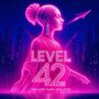 „LEVEL 42. THE LATER YEARS 2001-2020.“ Neonartige Illustration einer Frau vor futuristischer Stadtsilhouette., 7 CDs