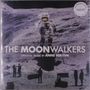 „THE MOONWALKERS“ in großen Buchstaben. Ein Astronaut steht auf einer Mondoberfläche, umgeben von kleinen Figuren., 2 LPs