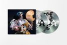 Text auf oranger Fläche: "Björk Cornucopia Live". Zwei CDs mit kunstvollen Mustern und eine künstlerische Albumhülle., 2 CDs
