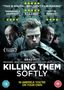„KILLING THEM SOFTLY“ in großen Buchstaben. Brad Pitt im Vordergrund mit Gewehr, Gesichter anderer Männer im Hintergrund.