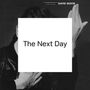 „The Next Day“ steht in einem weißen Quadrat auf einem Foto von jemandem in einer pose mit erhobener Hand., 2 LPs