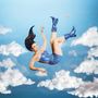 Illustration einer Frau im blauen Outfit, die durch den Himmel mit Wolken zu fallen scheint., LP