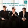 „Schubert Piano Trios“ steht oben, darunter „David Edgar Jérémie MOREAU“. Drei Männer in Anzügen auf einem Sofa., 2 CDs