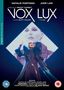 "Vox Lux" oben in großer Schrift. Frau in auffälligem Outfit auf Bühne, Hintergrundeinblendung ihres Gesichts., DVD