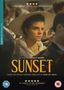 „Fascinating, thrilling, intoxicating“, „Sunset“, Frau mit Hut, nachdenklicher Ausdruck, elegante Kleidung, Kinoposter.