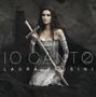 Text: "IO CANTO", "LAURA PAUSINI". Eine Frau in silbernem Kleid hält ein Schwert, umgeben von dunkler Erde., LP
