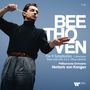 "BEETHOVEN" und "The 9 Symphonies" dominiert. Ein Dirigent in schwarzem Rollkragenpullover dirigiert energisch.